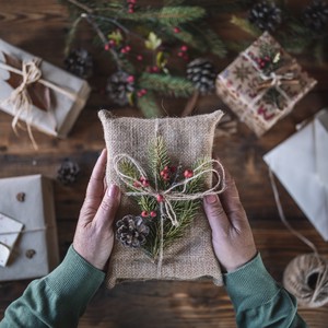 Des cadeaux de Noël emballés dans du tissu