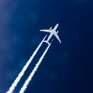 Un avion et des trainées de condensation