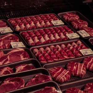 De la viande dans un magasin. 