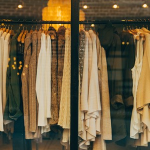 Des vêtements dans un magasin