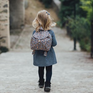 Petite fille avec un sac à dos Epiko