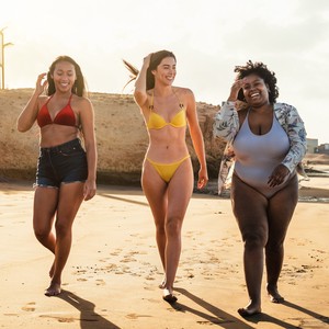 Trois femmes qui marchent sur la plage