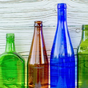 Des bouteilles en verre de plusieurs couleurs