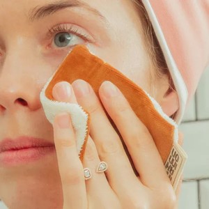 Un carré démaquillant réutilisable de la marque MiKamino