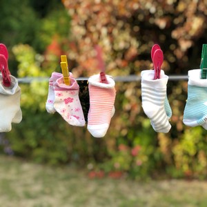 Des chaussettes de bébé en train de sécher 