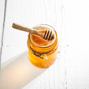 Pot de miel et cuillère à miel en bois