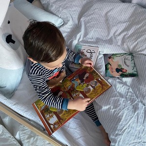 Enfant qui lit un livre Éditions Ailes et Graines