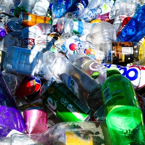 Des déchets de bouteilles en plastique