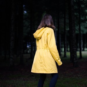 Une femme avec une veste jaune