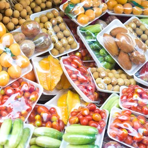 Des fruits et légumes dans des emballages plastiques