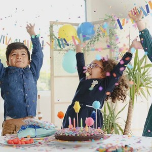 Des enfants qui fêtent un anniversaire
