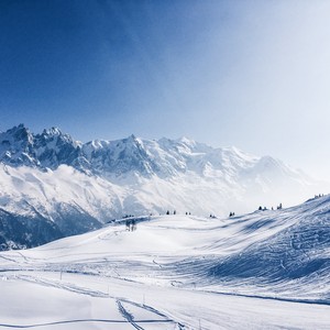 Une piste de ski dans les Alpes
