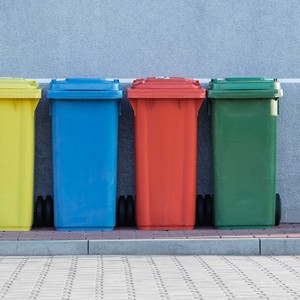 Des poubelles multicolores