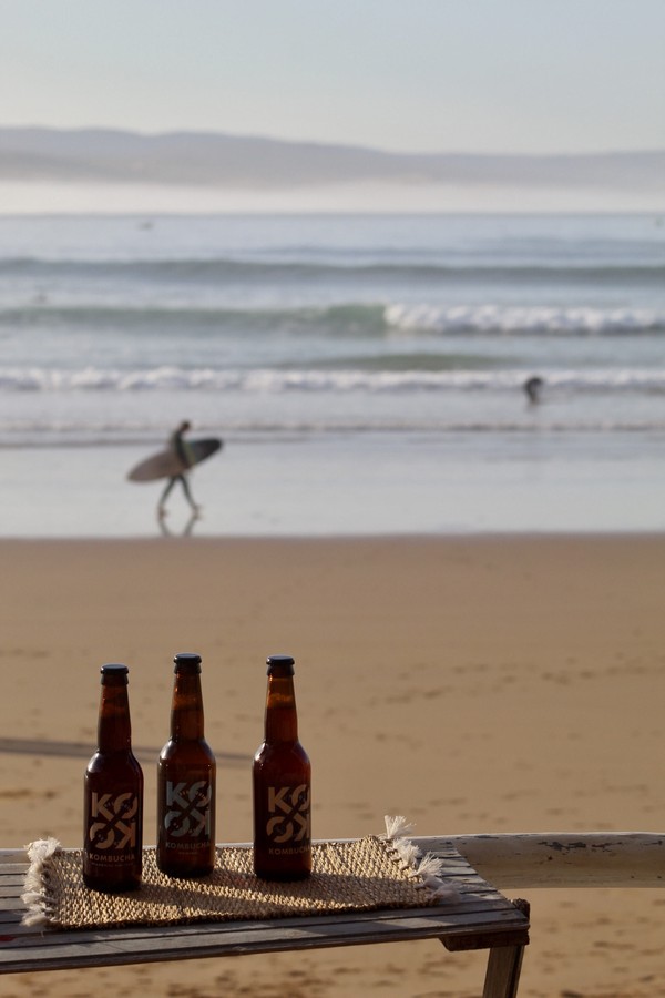 Bouteilles KOKO Kombucha sur une plage