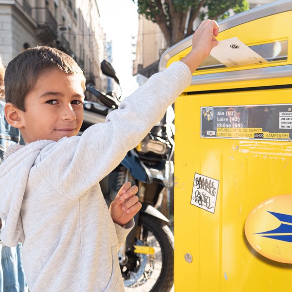 Petit garçon jouant à Enquête En Cavale