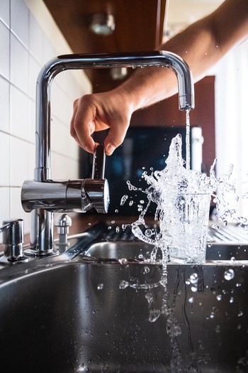 Robinet qui remplit un verre d'eau