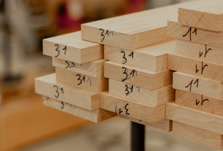 Des planches de bois dans l'atelier de Gllu