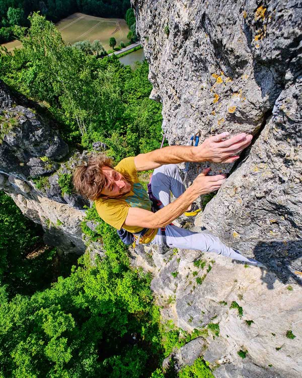 Homme pris de dessus en escalade