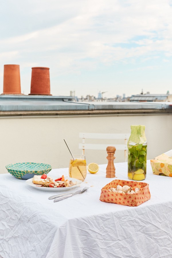 Une table avec des bee wraps L'embeillage