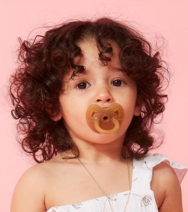 Enfant avec une tétine SIMIA