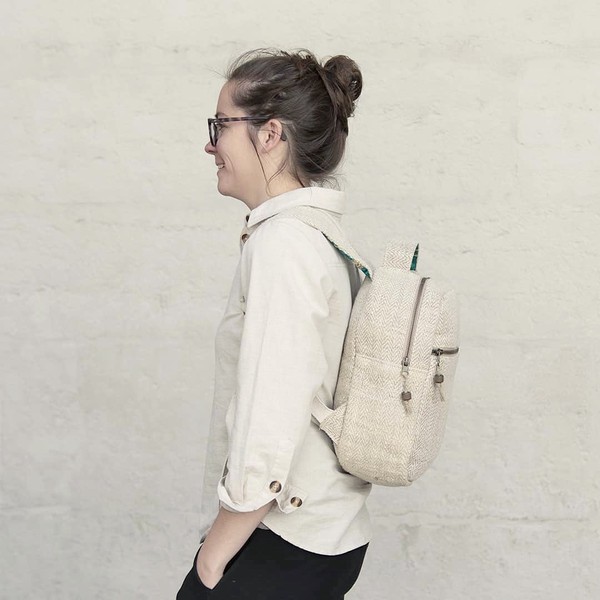 Femme avec un sac Himalayan Made