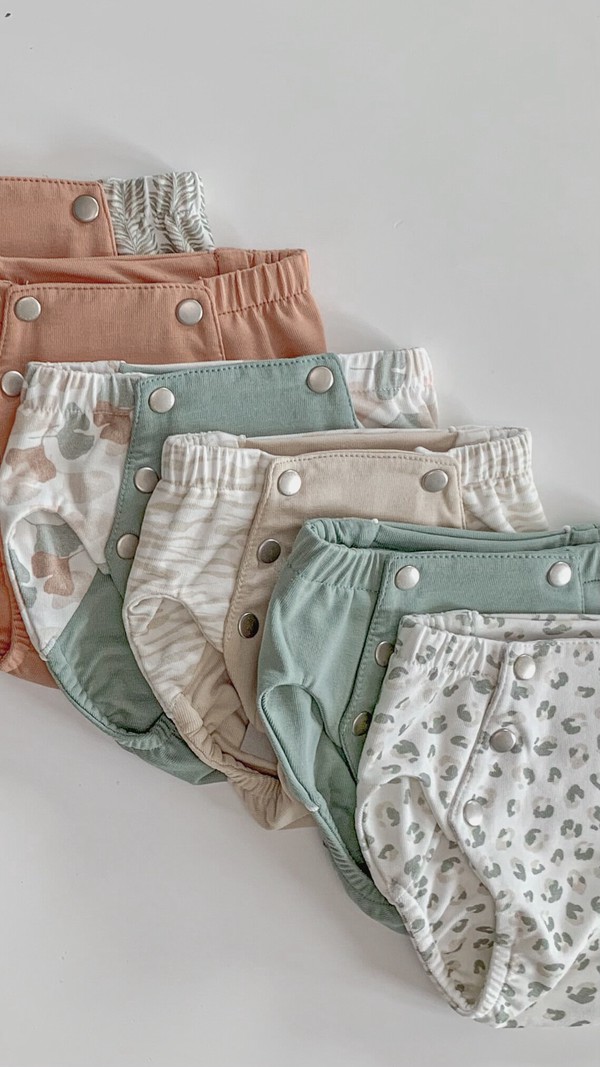Bébé avec une couche lavable Cadaence verte