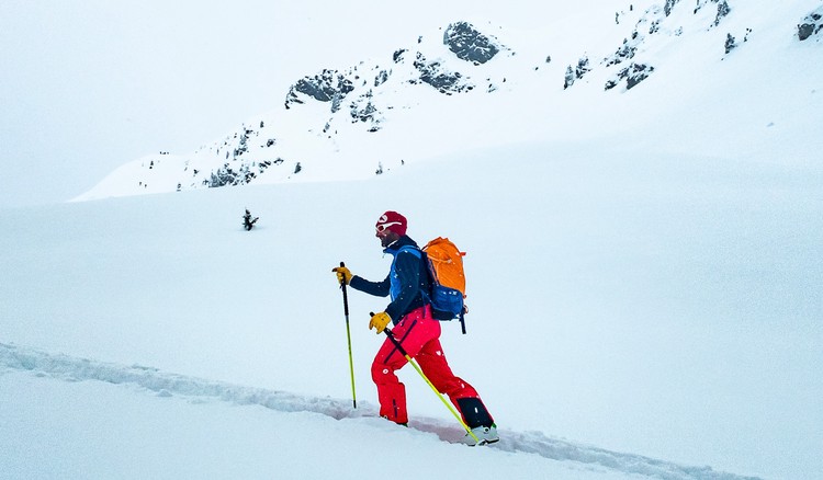 Un randonneur à ski habillé avec des vêtements Lagoped