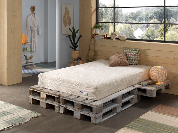 Chambre en bois avec matelas