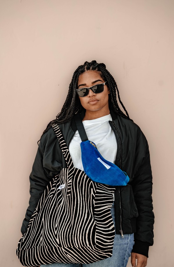 Femme qui marche dans la rue sac marque Assimbag