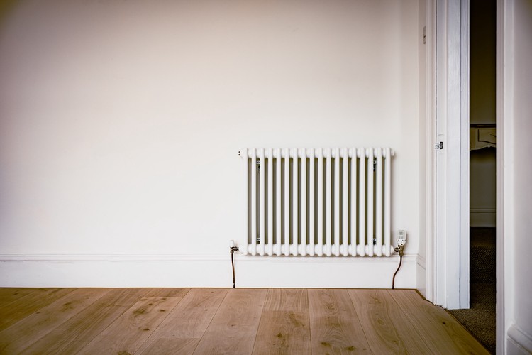 Un radiateur dans une pièce vide