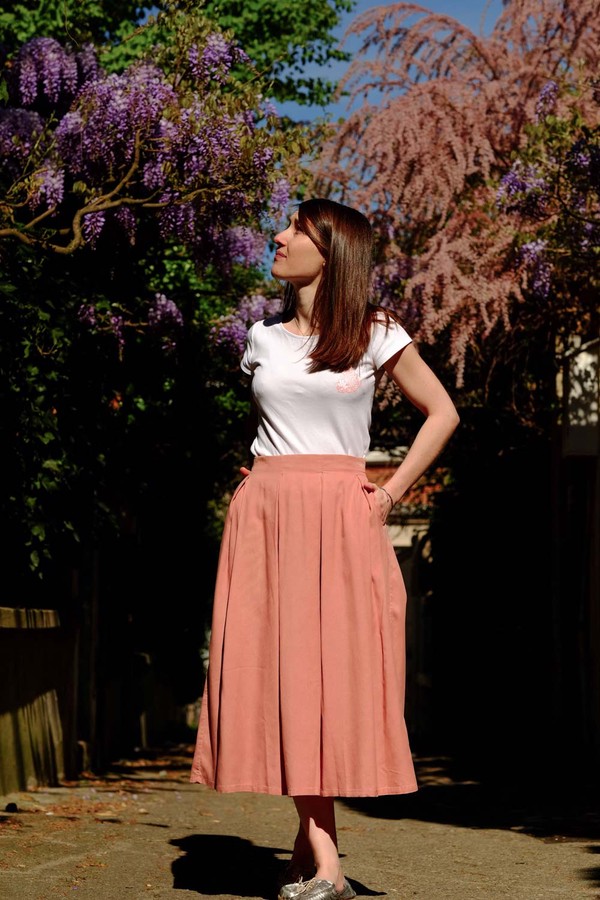Femme portant des vêtements Atelier Unes