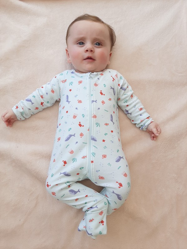 Bébé allongé dans son body marque l'atelier d'Anaë