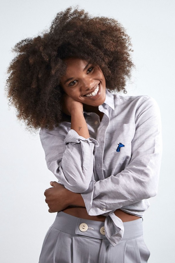 Homme qui porte une chemisette Playa Girafon bleu