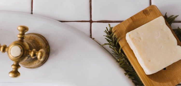 Un savon sur un porte-savon