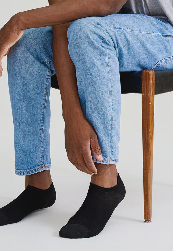 jeans bleu - chaussettes noires