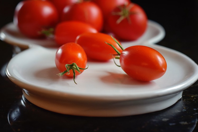 Des tomates dans une assiette