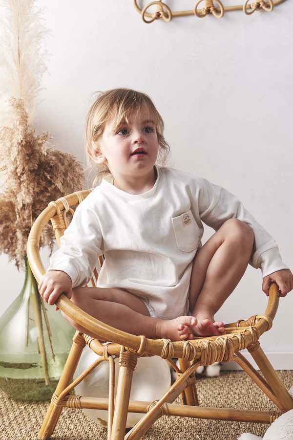 Bébé avec pull blanc