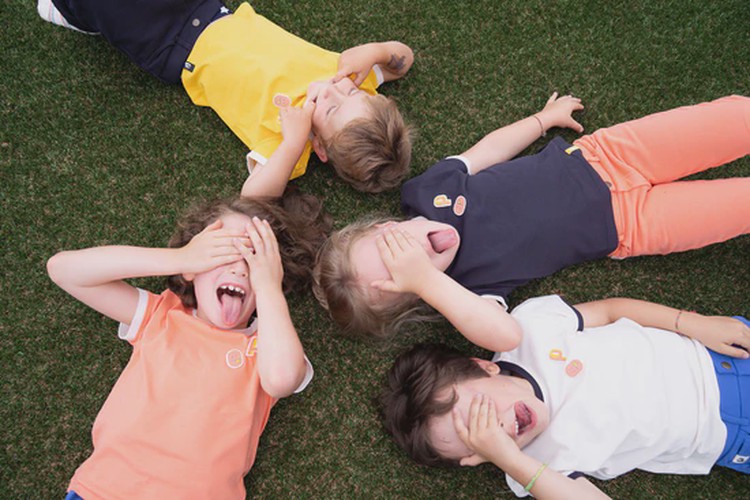 Quatre enfants avec des tee-shirts Perpète