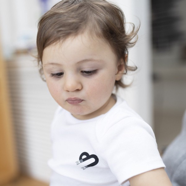 Bébé avec un body The Baby Magnet