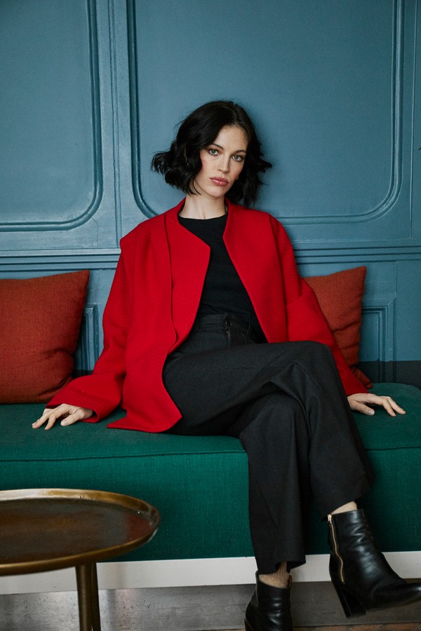 Femme portant des vêtements Les Récupérables