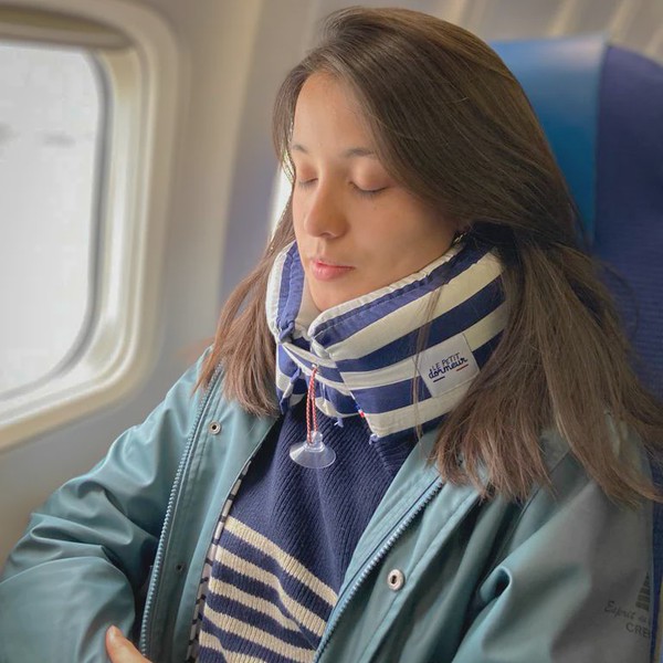 Coussin de voyage - Bleu- Femme avion