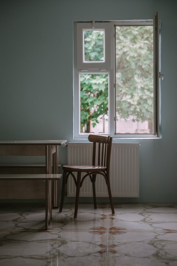 Table, chaise et fenêtre ouverte