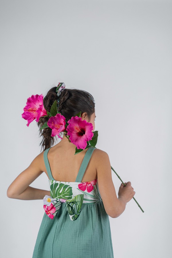 Petite fille qui porte une robe à fleur