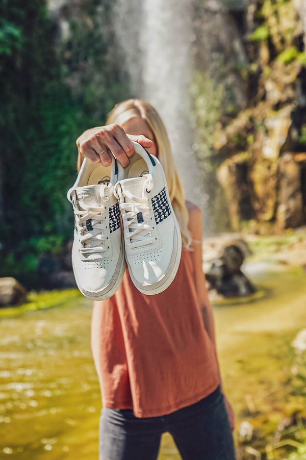 Jeune femme portant des baskets N'go