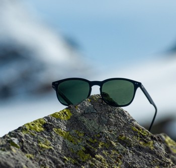 Lunettes de soleil Caroux Eio dans un décor de montagne