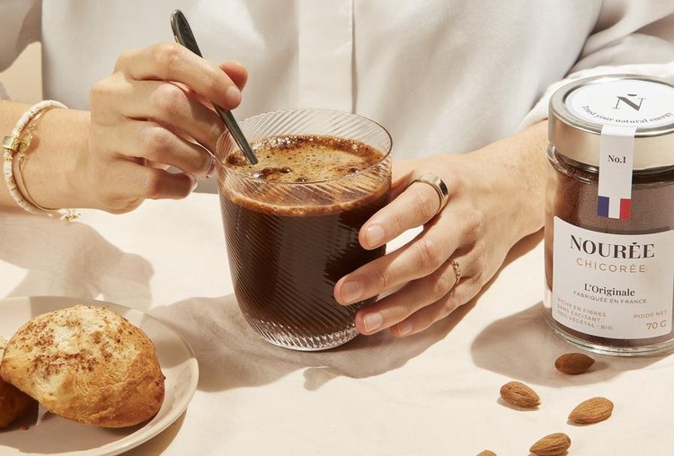 Une personne qui prend un petit déjeuner avec de la chicorée de Nourée