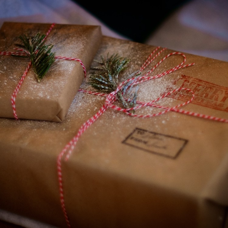 Un cadeau de Noël emballé dans du papier kraft