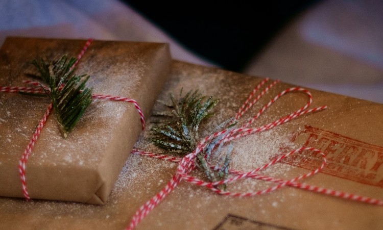 Un cadeau de Noël emballé dans du papier kraft