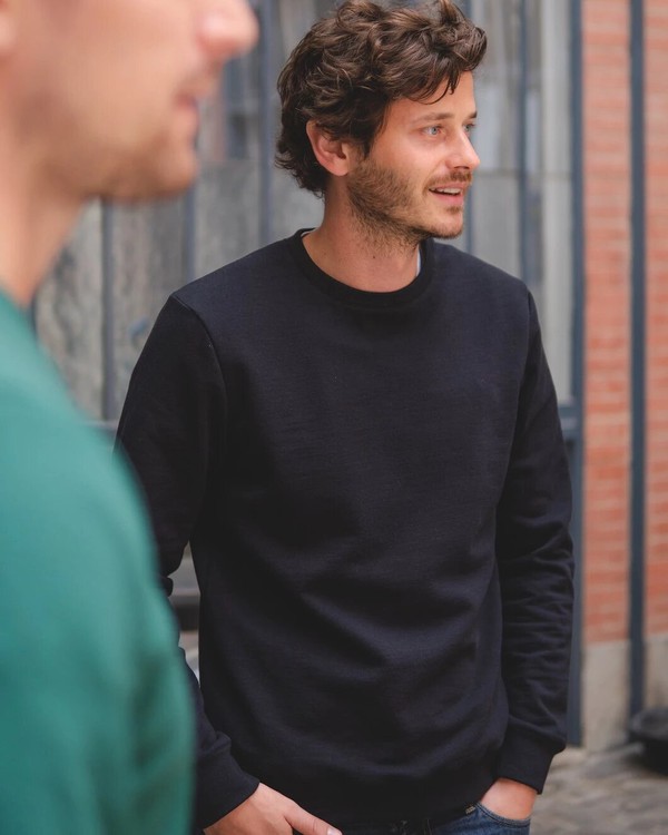 Personnes portant des sweats Héro