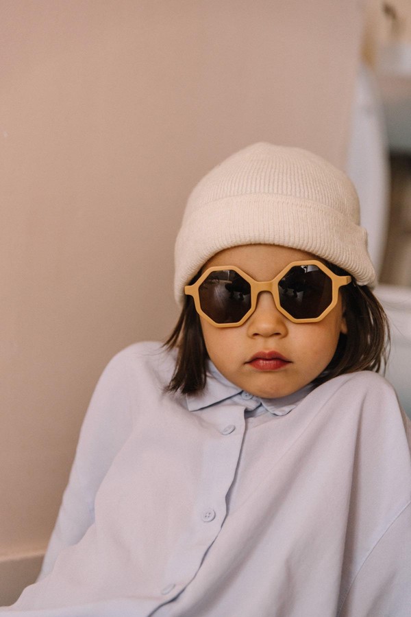 Enfant portant des lunettes YEYE